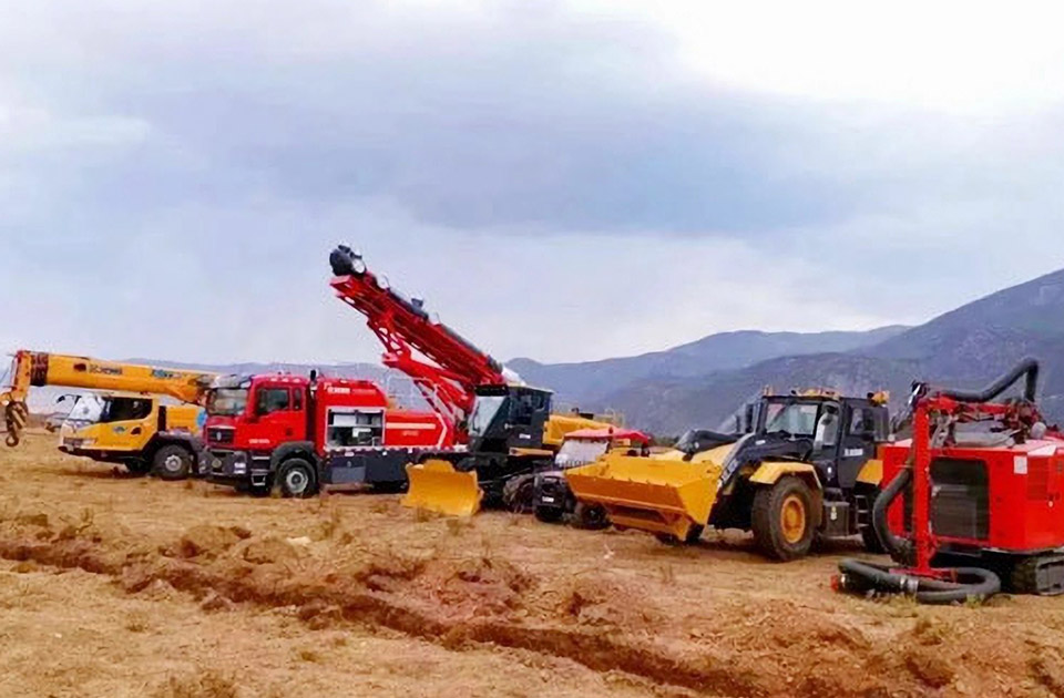 三亿体育参与空地联合营救灭火、“孤岛”救援、堰塞湖险情处置等实战演练。