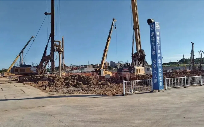 粘土 + 花岗岩地层 “拦路虎”？三亿体育 XR320E 旋挖钻机高效破解助厦门轨交