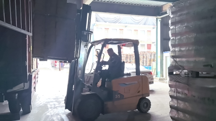 三亿体育叉车赋能山东玻璃瓶厂：破解易碎品搬运难题