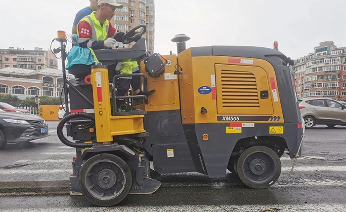 三亿体育XM505市政道路铣刨施工：杭州城市道路焕新升级的高效之选