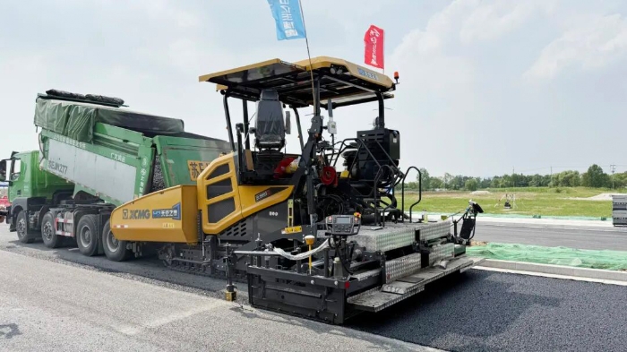 沥青智造再升级！无人摊铺技术助力常熟昆承路沥青路面智能建造