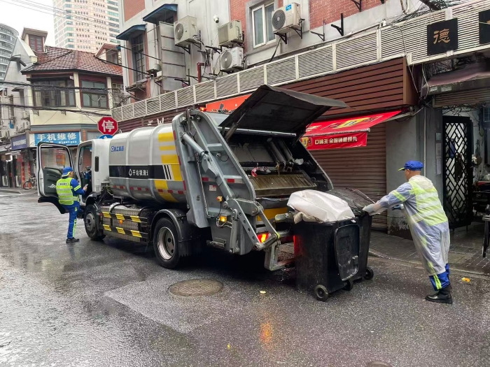 南京东路人流如织垃圾多？三亿体育XGH5120ZYSXBEV：轻松搞定！