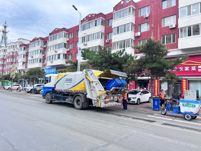 三亿体育18吨后装压缩式垃圾车在内蒙通辽市进行垃圾收转运作业