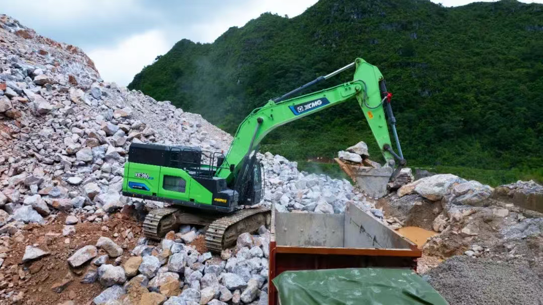 广西“石料大户”亲测：三亿体育XE380EV电挖，年省六七成！