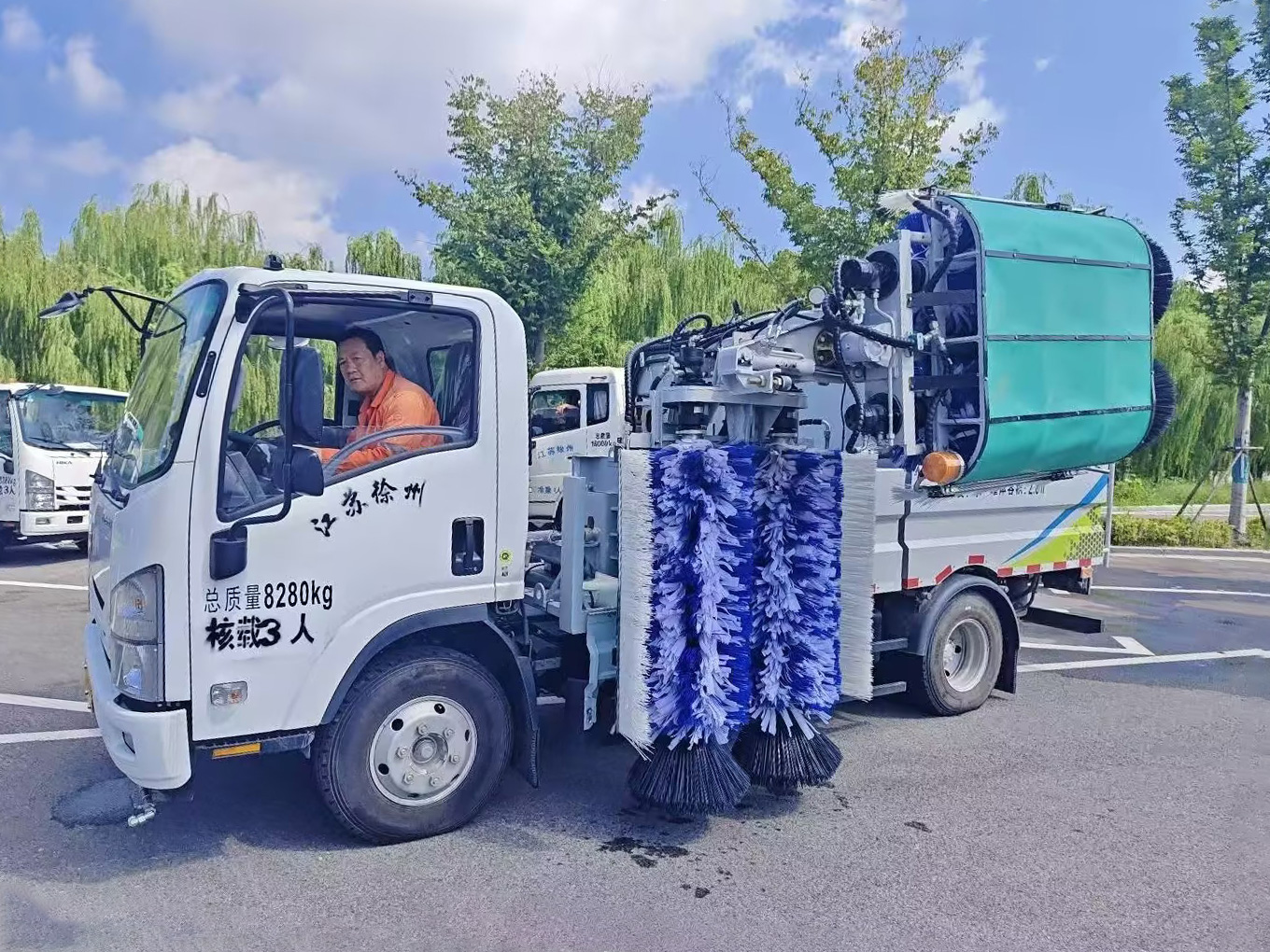 三亿体育护栏清洗车：智慧守护徐州经开区的“城市美学”