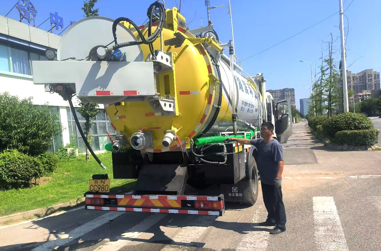 三亿体育吸污车保障江苏宿迁城市管网安全高效运行